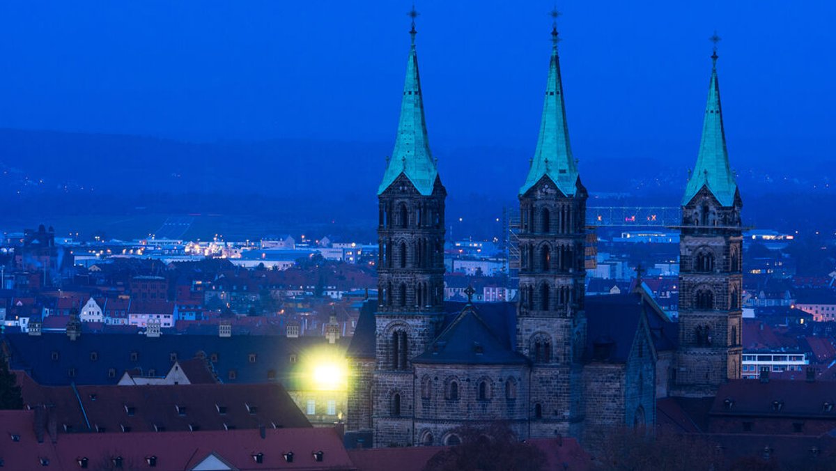 Der Dom von Bamberg ist während der blauen Stunde zu sehen. (Archivbild)