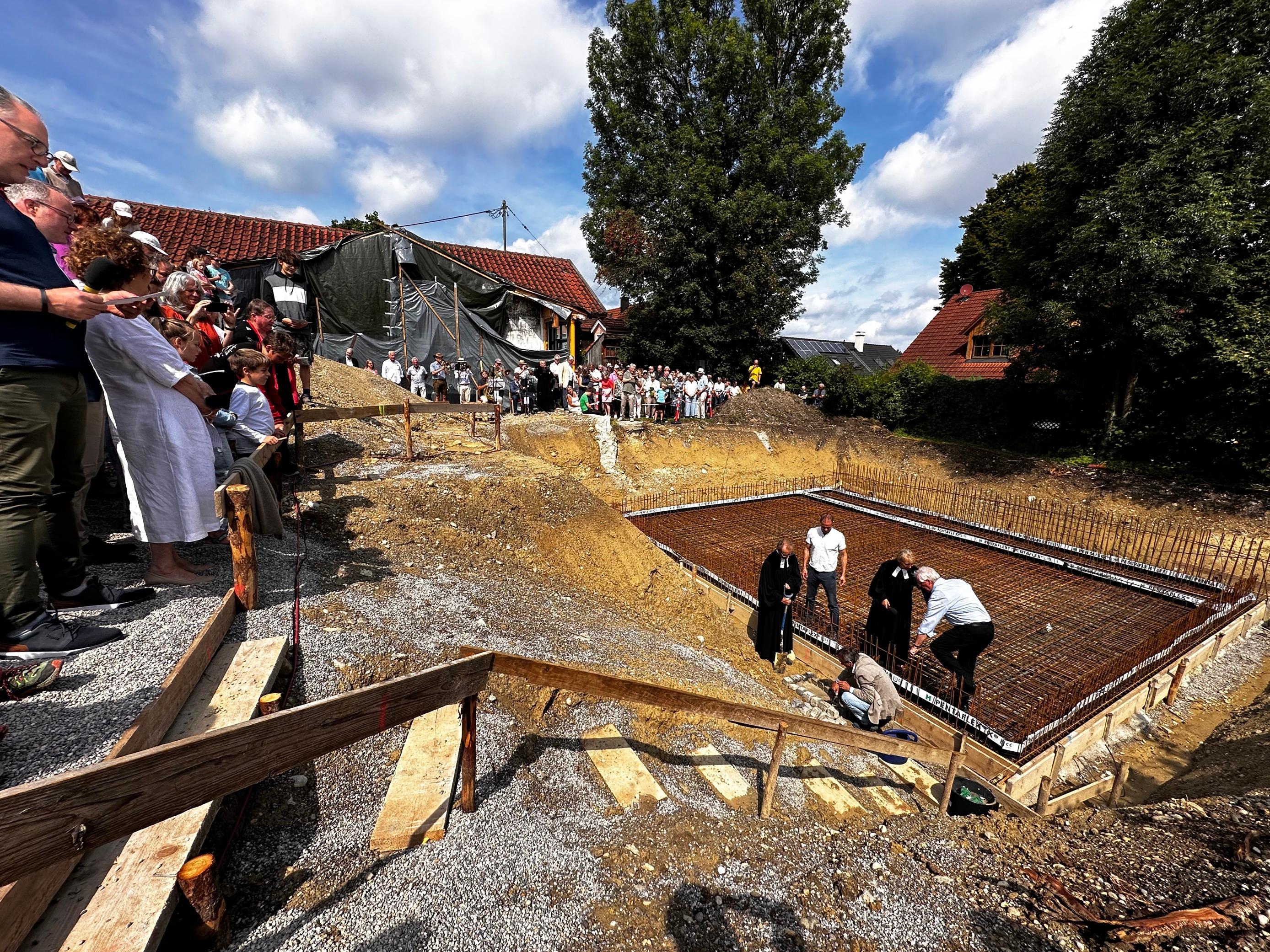 Bislang ist nur die Bodenplatte der neuen Christuskirche fertiggestellt. Aufträge im Wert von 1,6 Millionen Euro wurden bereits vergeben. 