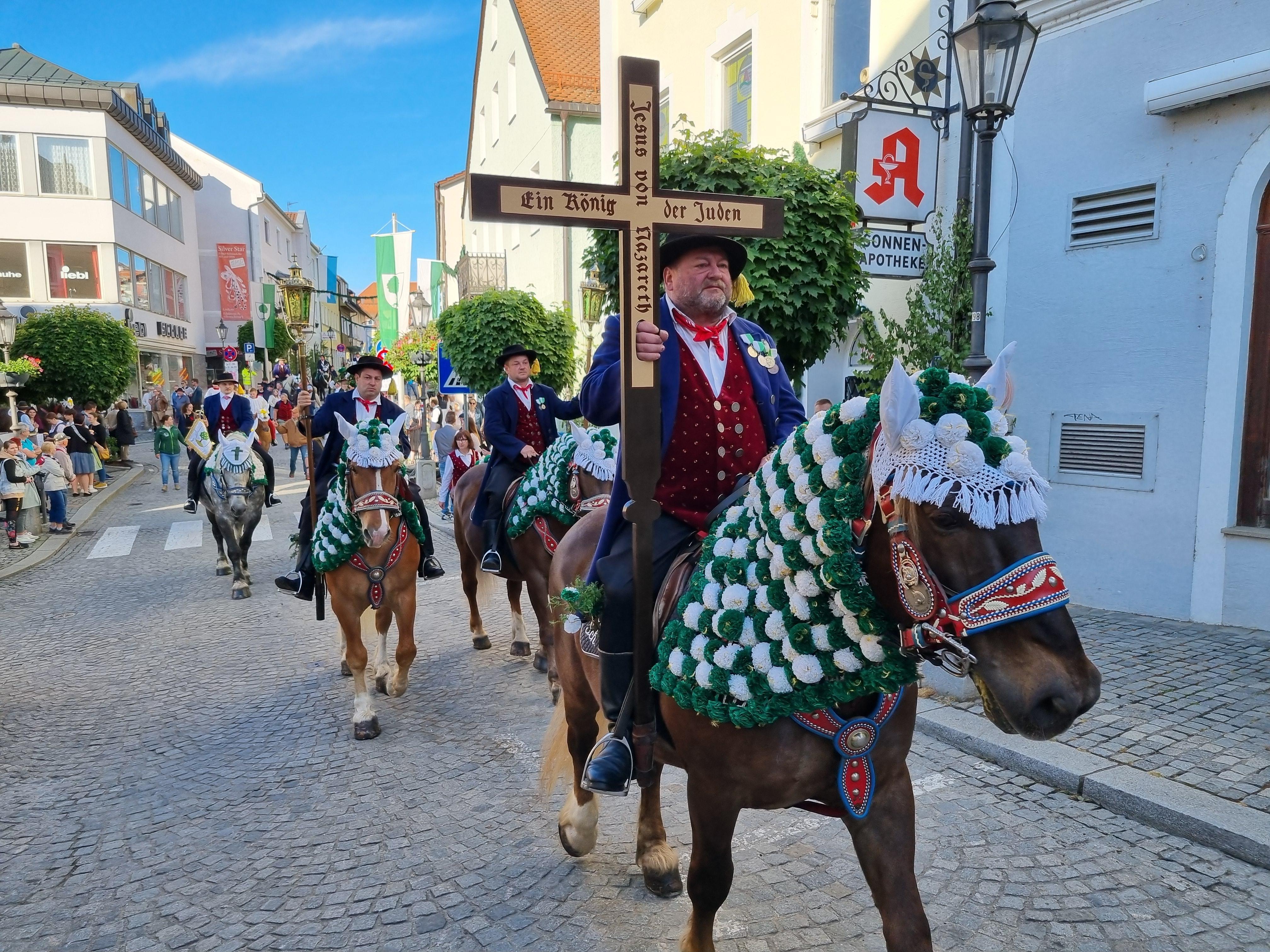Zwei Männer hoch zu Ross beim Pfingstritt in Bad Kötzting.