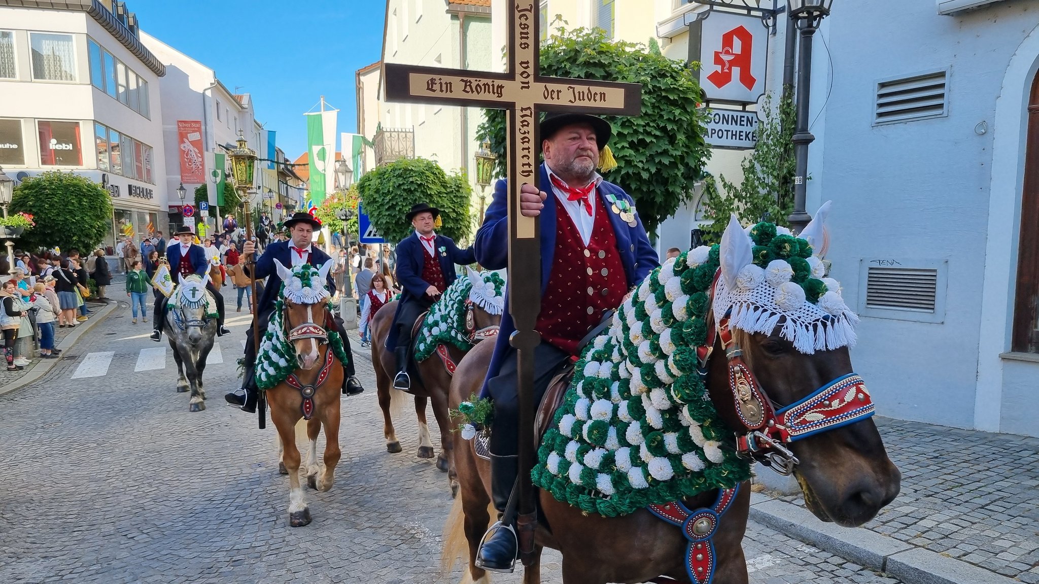 Pferde und Papierrosen zum Fest: Pfingstritt in Bad Kötzting