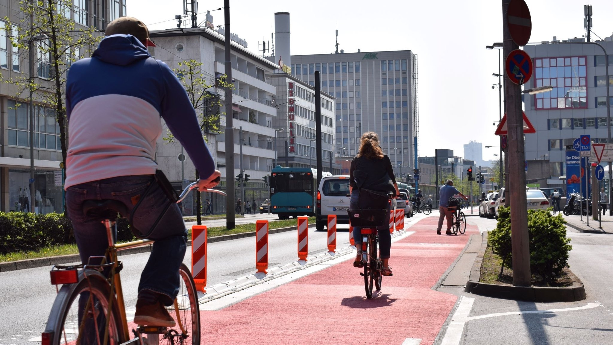 Geschützter Radfahrstreifen ("Protected Bikelane") in Frankfurt am Main