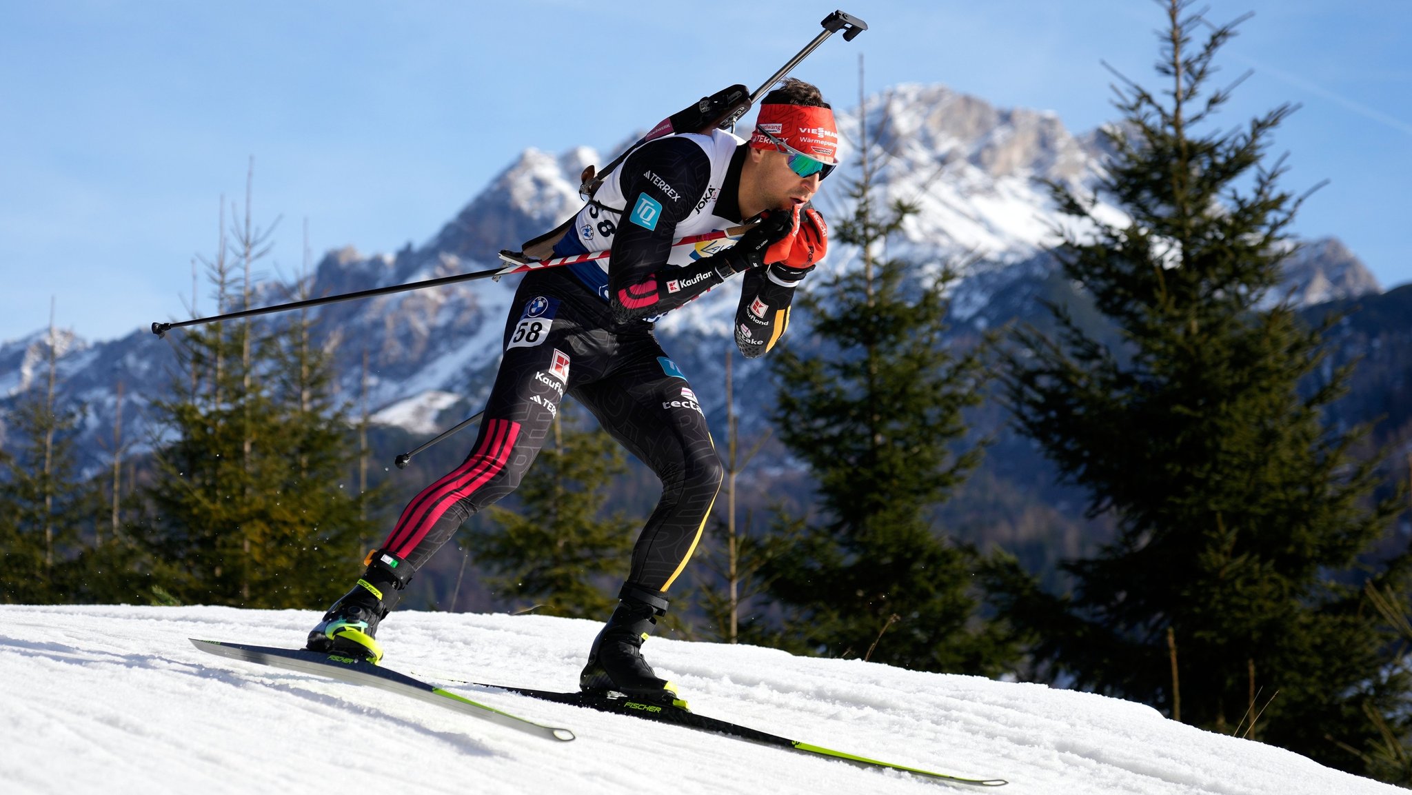 ARCHIV - 12.12.2025, Österreich, Hochfilzen: Biathlon Weltcup. Philipp Nawrath (Deutschland) beim 10-km-Sprint der Herren. Philipp Nawrath wird bester Deutscher. 