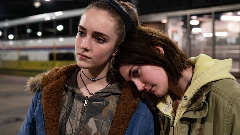 Zwei junge Mädchen in dicken Jacken müde in den Straßen New Yorks: Filmszene aus "Niemals selten manchmal immer"