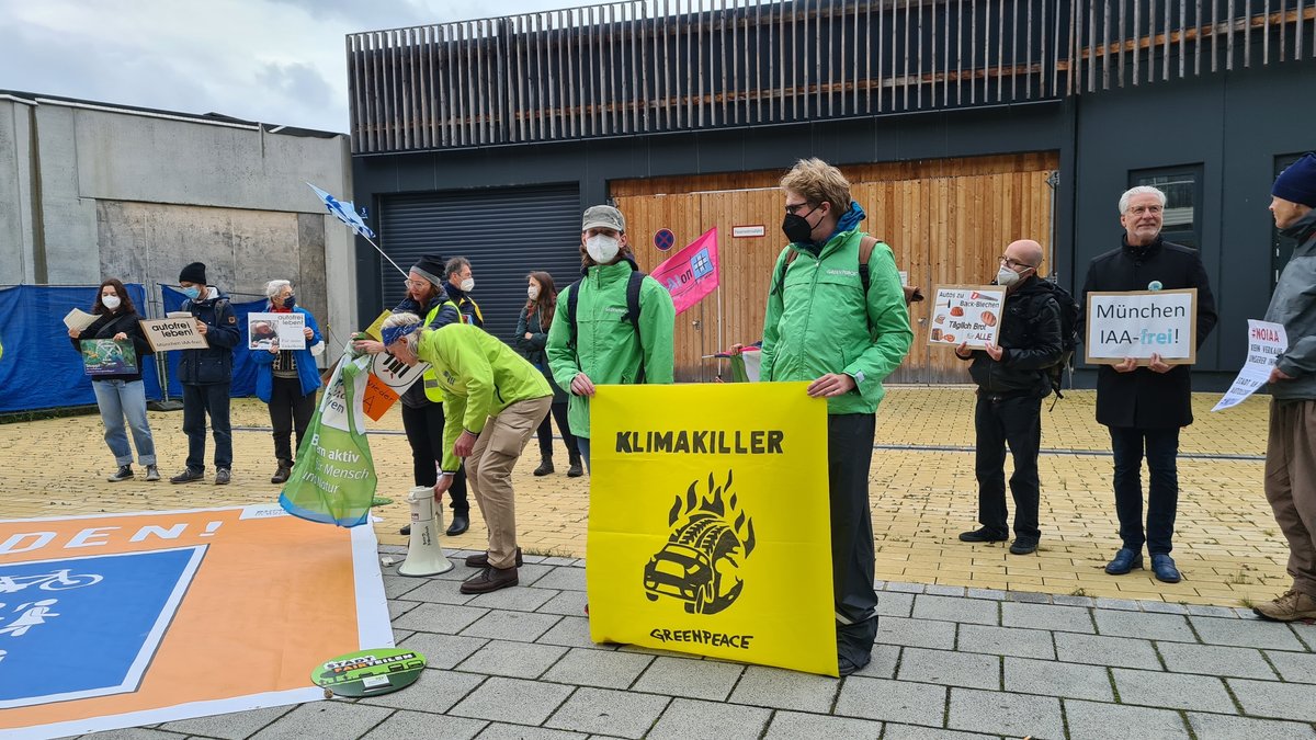 IAA-Kritiker demonstrieren vor Münchner Showpalast, in dem eine Nachbesprechung der IAA des Wirtschaftsausschusses des Münchner Stadtrats stattfindet
