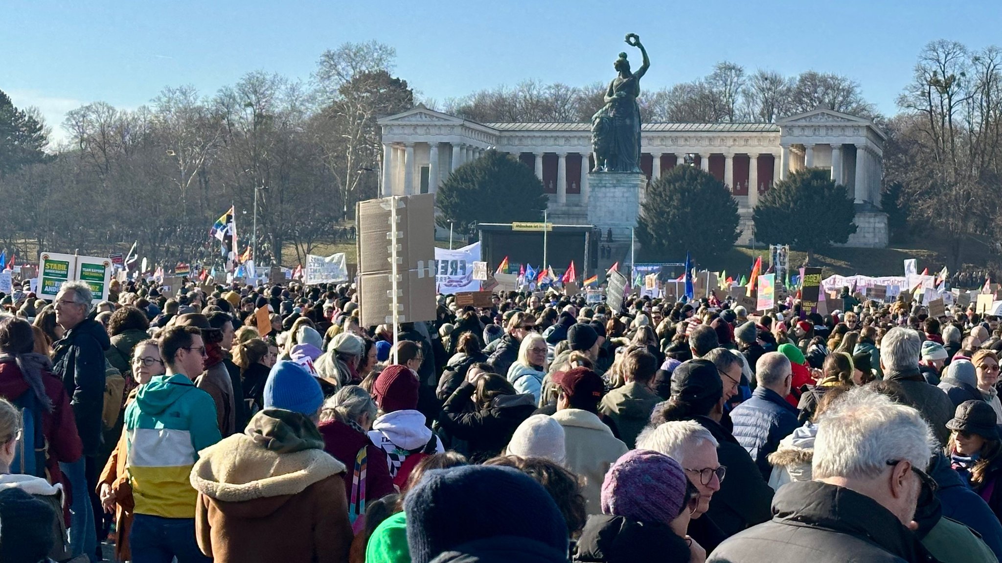 Rund 250.000 Menschen demonstrieren in München gegen Rechtsruck