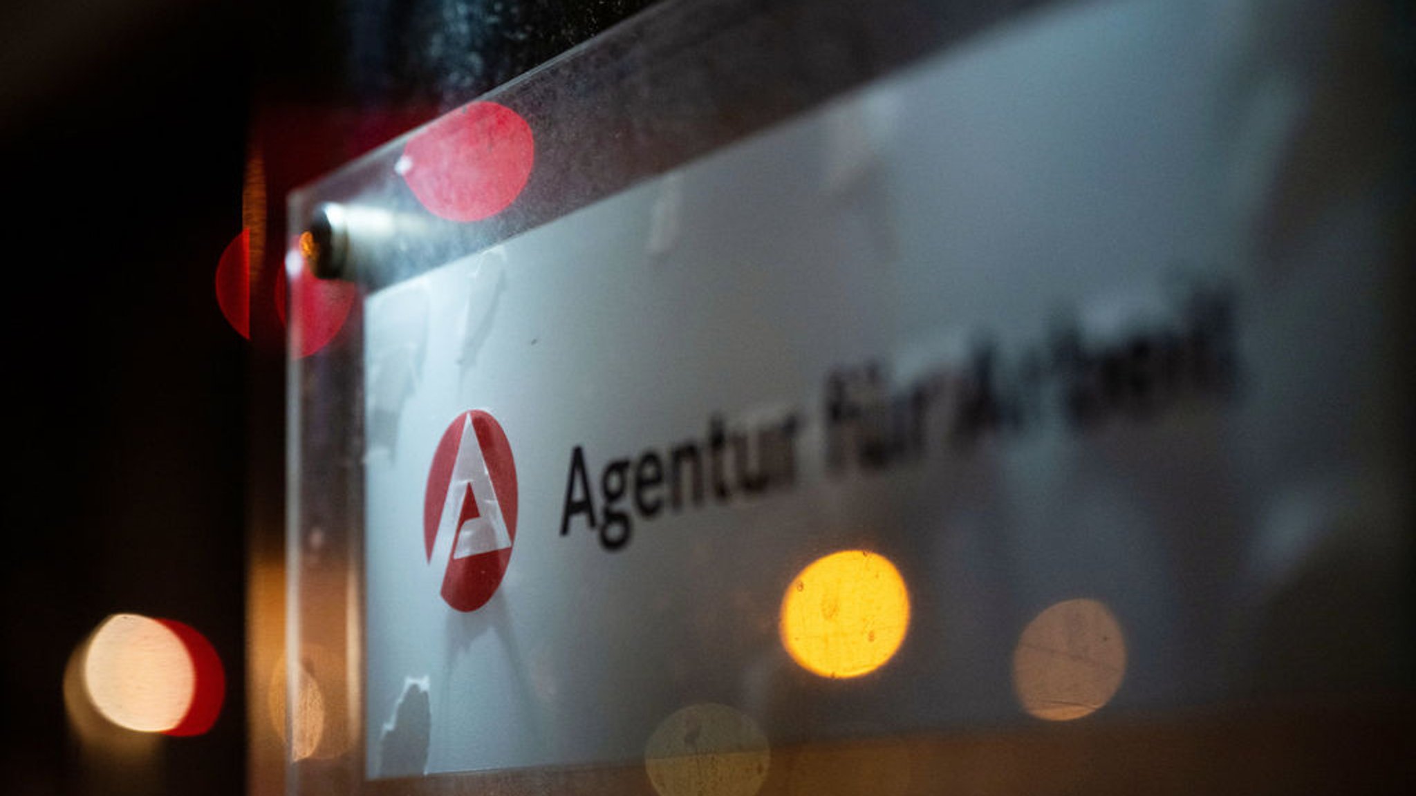 ARCHIV - 31.01.2023, Baden-Württemberg, Stuttgart: Ein Schild weist auf die Agentur für Arbeit hin. (Symbolfoto) (zu dpa: «Wie entwickelt sich der Arbeitsmarkt im Saarland?») Foto: Marijan Murat/dpa +++ dpa-Bildfunk +++