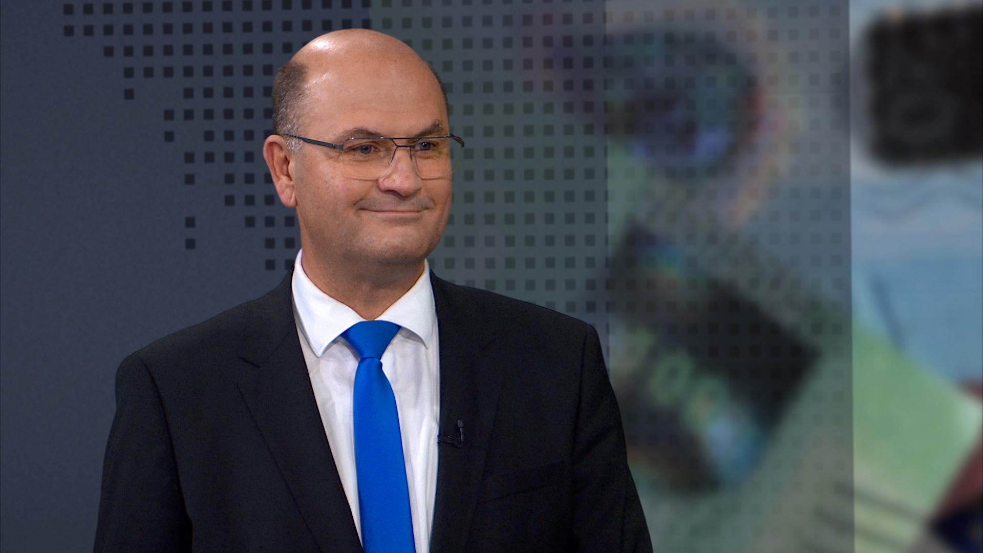 Der Bayerische Finanzminister Albert Füracker im Gespräch.