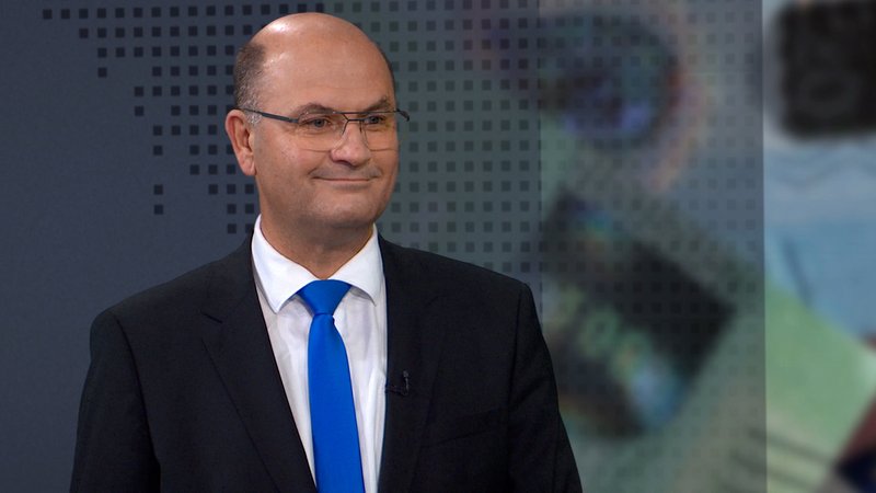 Der Bayerische Finanzminister Albert Füracker im Gespräch. | Bild: BR Der Bayerische Finanzminister Albert Füracker im Gespräch.