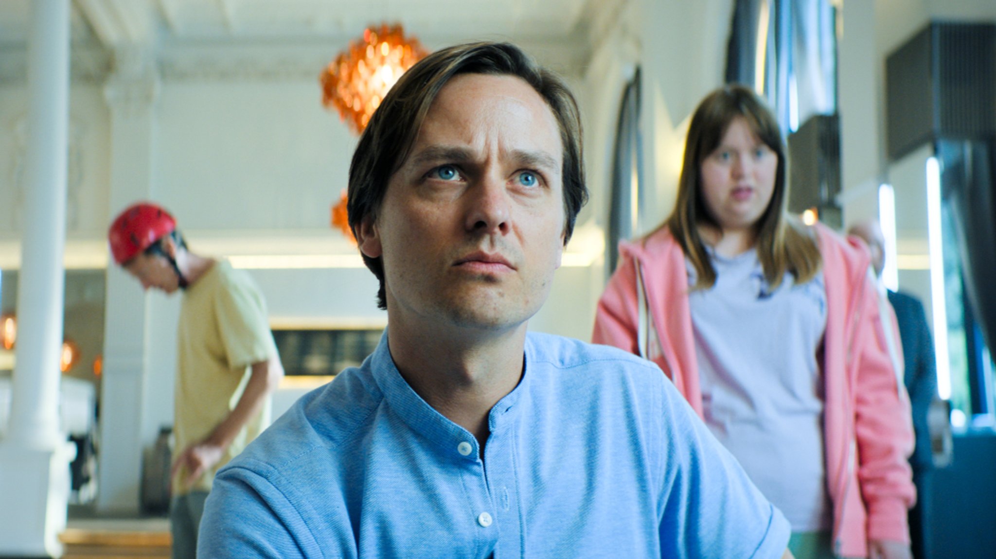 Oliver (Tom Schilling) heckt einen cleveren Plan aus, um an sein Schwarzgeld in der Schweiz zu kommen. Filmszene aus "Die Goldfische"