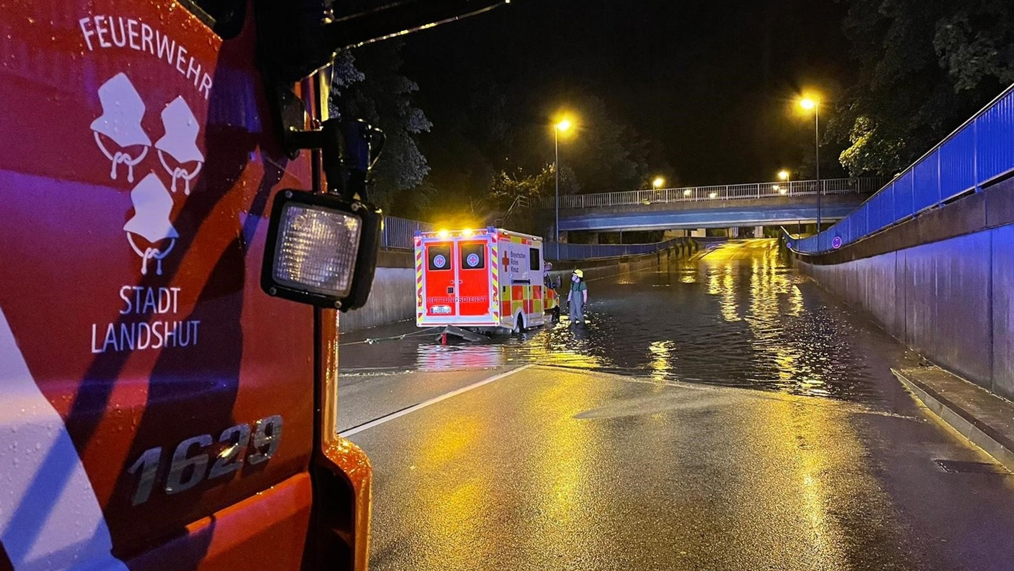 Die Feuerwehr befreit einen Rettungswagen in einer vollgelaufenen Unterführung in Landshut