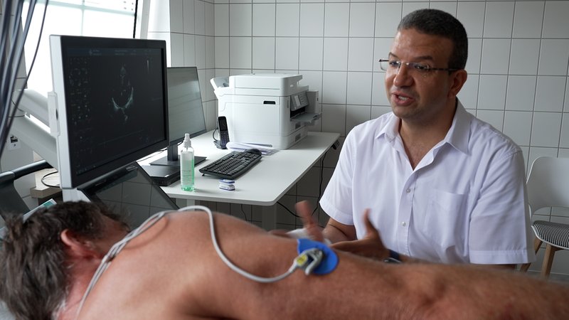 Arzt im Behandlungszimmer. | Bild: BR/Dominik Schlederer Arzt im Behandlungszimmer.