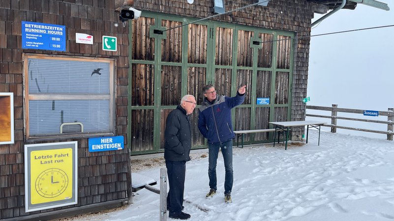 Max Aicher und Stephan Semmelmayr bei der Talstation des kleinen Liftes | Bild: BR 24 / Gabriel Wirth Max Aicher und Stephan Semmelmayr bei der Talstation des kleinen Liftes