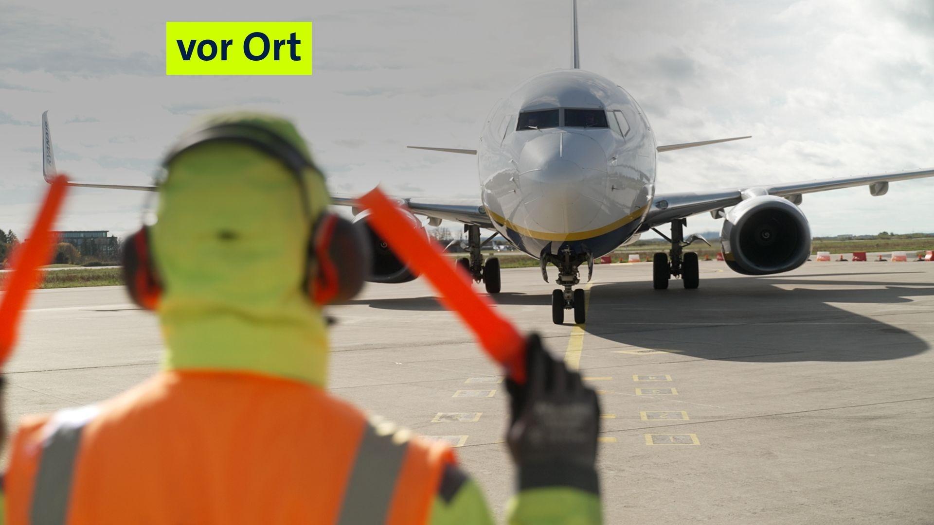 Eine gelandete Maschine wird am Flughafen Memmingen auf die Parkposition eingewiesen.