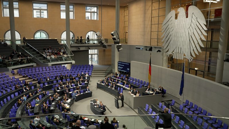 Turbo-Einbürgerung: Bundesregierung macht Reform rückgängig – der deutsche Pass soll wieder mehr Wert bekommen. | Bild: Bayerischer Rundfunk 2025 Turbo-Einbürgerung: Bundesregierung macht Reform rückgängig – der deutsche Pass soll wieder mehr Wert bekommen.