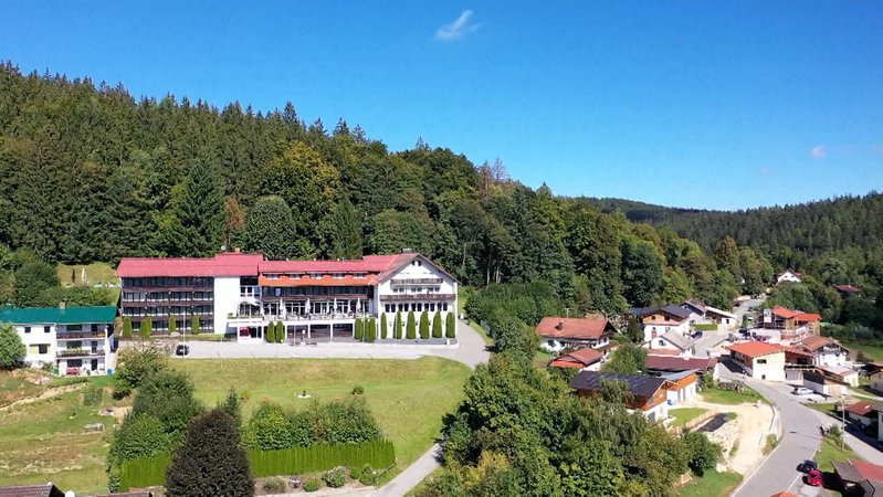 In einem 4-Sterne-Hotel im Landkreis Regen soll eine Asylunterkunft für 140 Menschen entstehen. Die Bürger von Rabenstein, einem Ortsteil von Zwiesel mit 600 Einwohnern, sind dagegen. Innenminister Herrmann hat nun einen Runden Tisch angekündigt.
