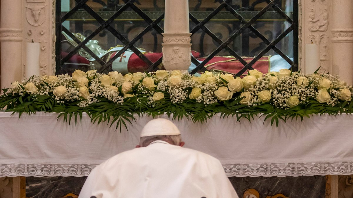 Papst Franziskus betet vor dem Grab von Papst Coelestin V.
