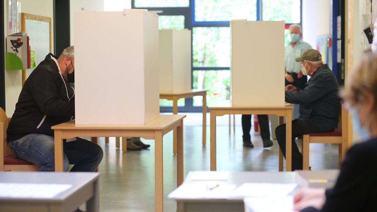 06.06.2021, Sachsen-Anhalt, Wernigerode: Wähler geben in einem Wahllokal bei der Wahl zum neuen Landtag in Sachsen-Anhalt ihre Stimmen ab.