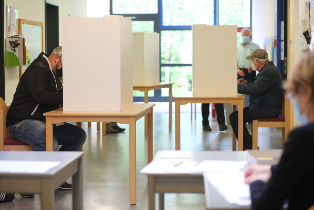 06.06.2021, Sachsen-Anhalt, Wernigerode: Wähler geben in einem Wahllokal bei der Wahl zum neuen Landtag in Sachsen-Anhalt ihre Stimmen ab.