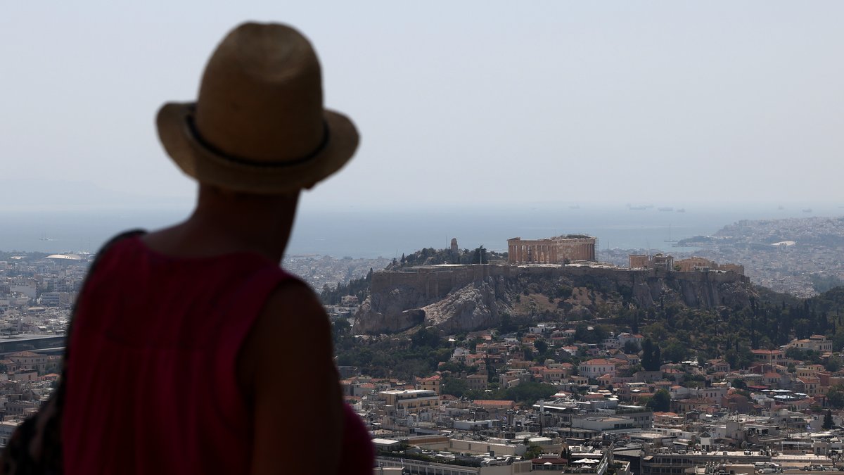 Tourist schaut auf die Akropolis in Athen