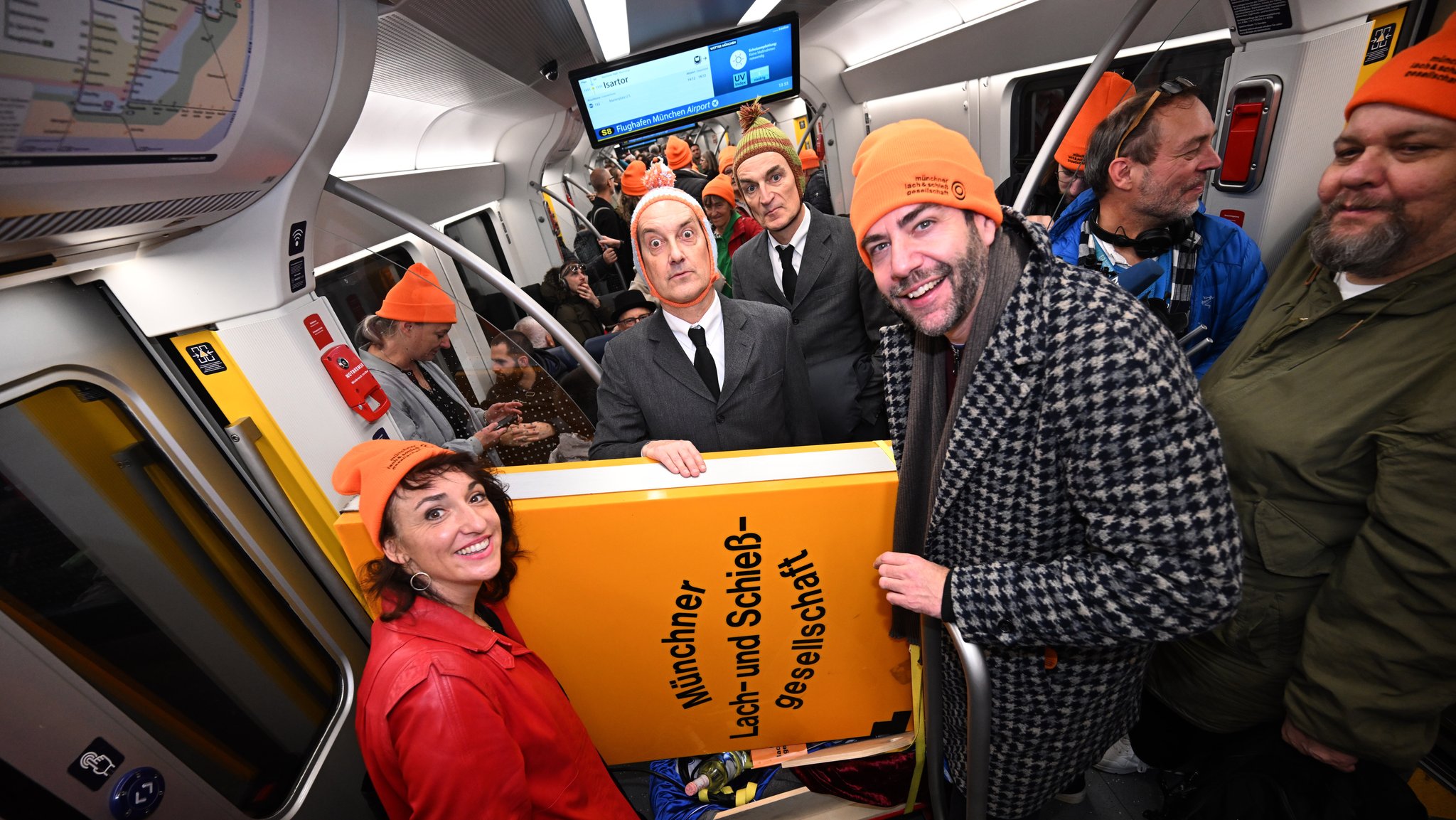 Dicht gedrängt in der S-Bahn: Die Lach-und-Schieß-Umzugsprozession nahm, ganz bodenständig, den öffentlichen Nahverkehr. | Bild: picture alliance/dpa | Felix Hörhager Dicht gedrängt in der S-Bahn: Die Lach-und-Schieß-Umzugsprozession nahm, ganz bodenständig, den öffentlichen Nahverkehr.