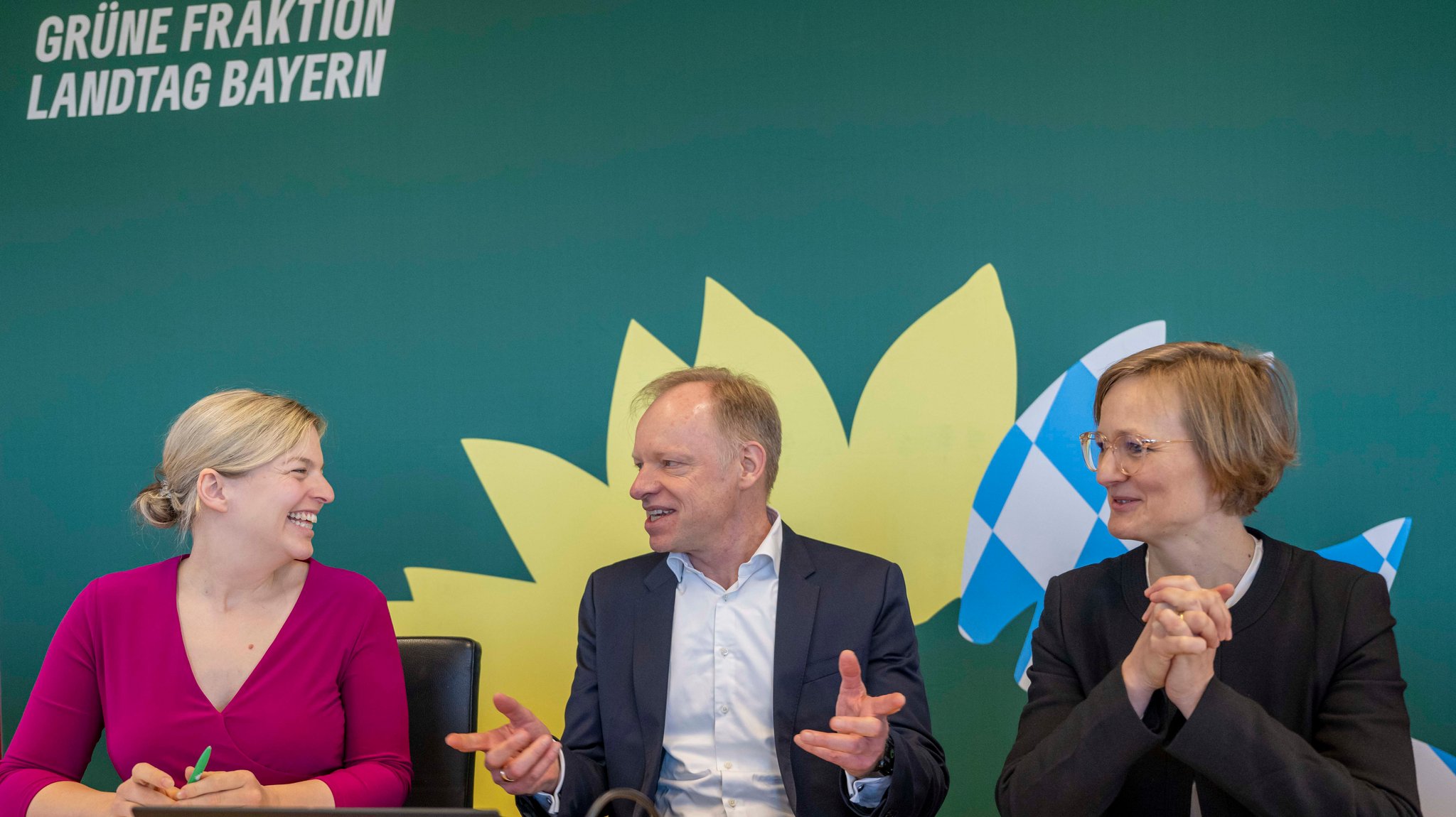 Katharina Schulze (l), Fraktionsvorsitzende der Grünen im Landtag, Clemens Fuest, Präsident des ifo-Instituts und Franziska Brantner, Bundesvorsitzende der Grünen