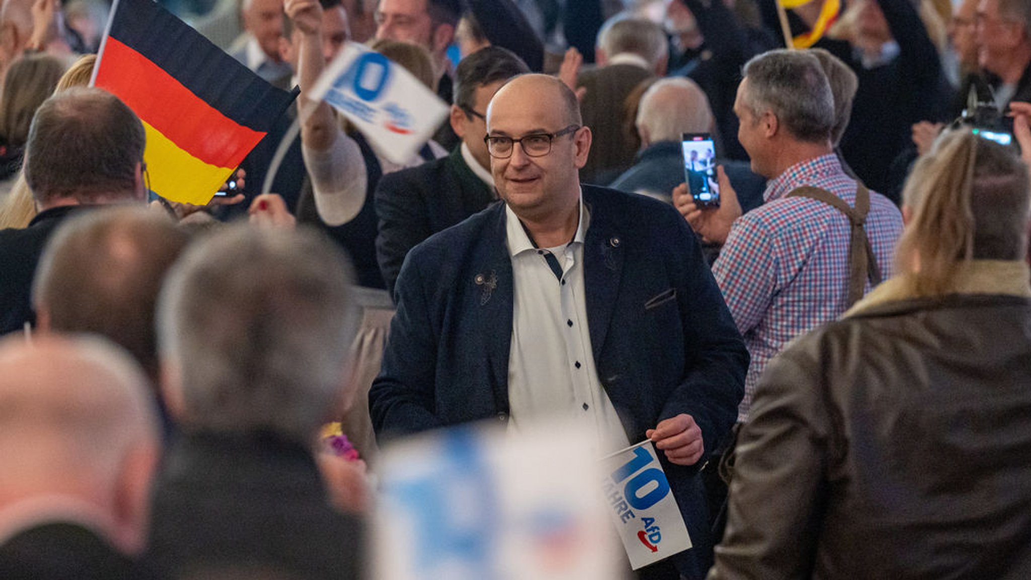 Stephan Protschka (Mitte), Landesvorsitzender der bayerischen AfD, beim Politischen Aschermittwoch der AfD zwischen Parteianhängern.