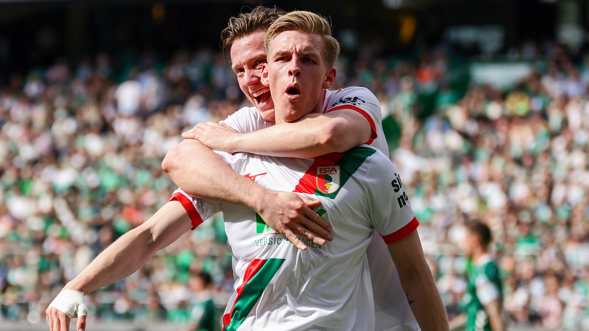 Doppelpacker Anton Kade jubelt mit Michael Gregoritsch.