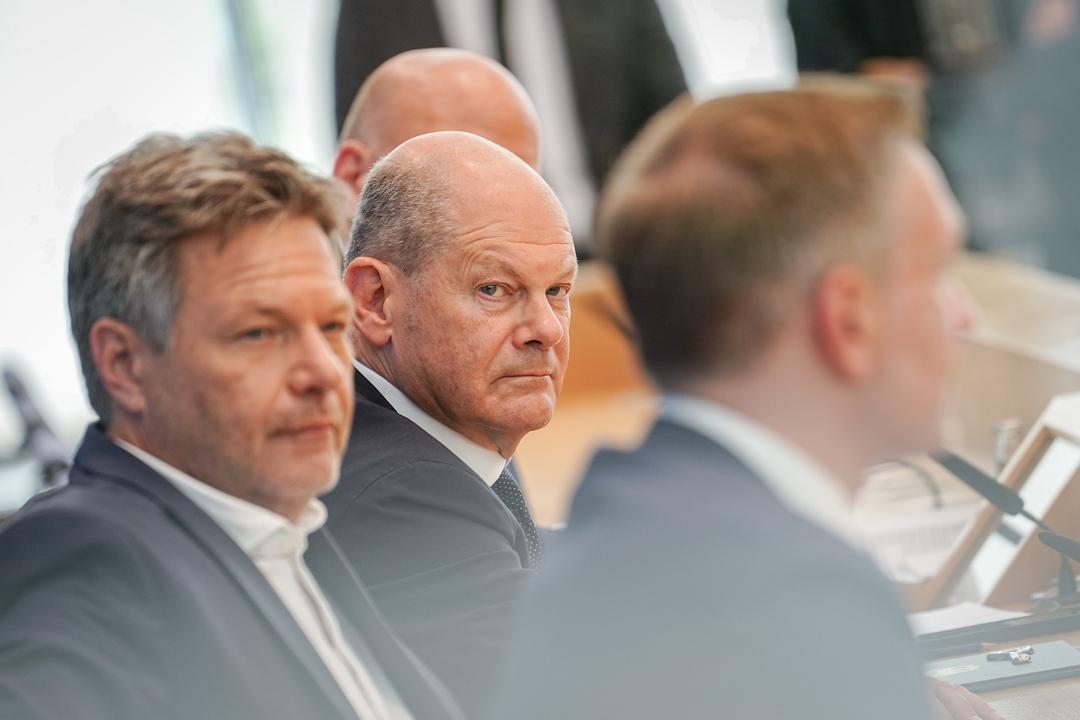 05.07.2024, Berlin: Bundeskanzler Olaf Scholz (SPD, M), Robert Habeck (l, Bündnis 90/Die Grünen), Bundesminister für Wirtschaft und Klimaschutz, und Christian Lindner (FDP), Bundesminister der Finanzen, nehmen an einer Pressekonferenz zum Haushaltsplan 2025 teil.