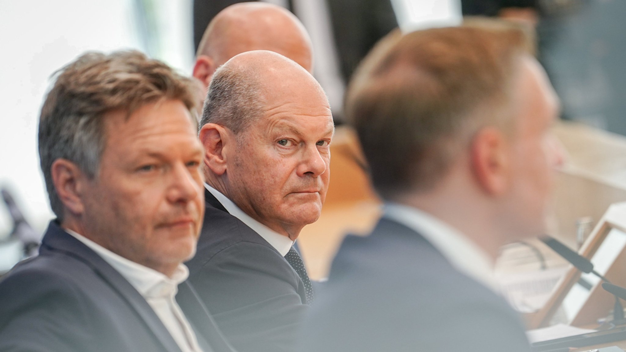 05.07.2024, Berlin: Bundeskanzler Olaf Scholz (SPD, M), Robert Habeck (l, Bündnis 90/Die Grünen), Bundesminister für Wirtschaft und Klimaschutz, und Christian Lindner (FDP), Bundesminister der Finanzen, nehmen an einer Pressekonferenz zum Haushaltsplan 2025 teil.