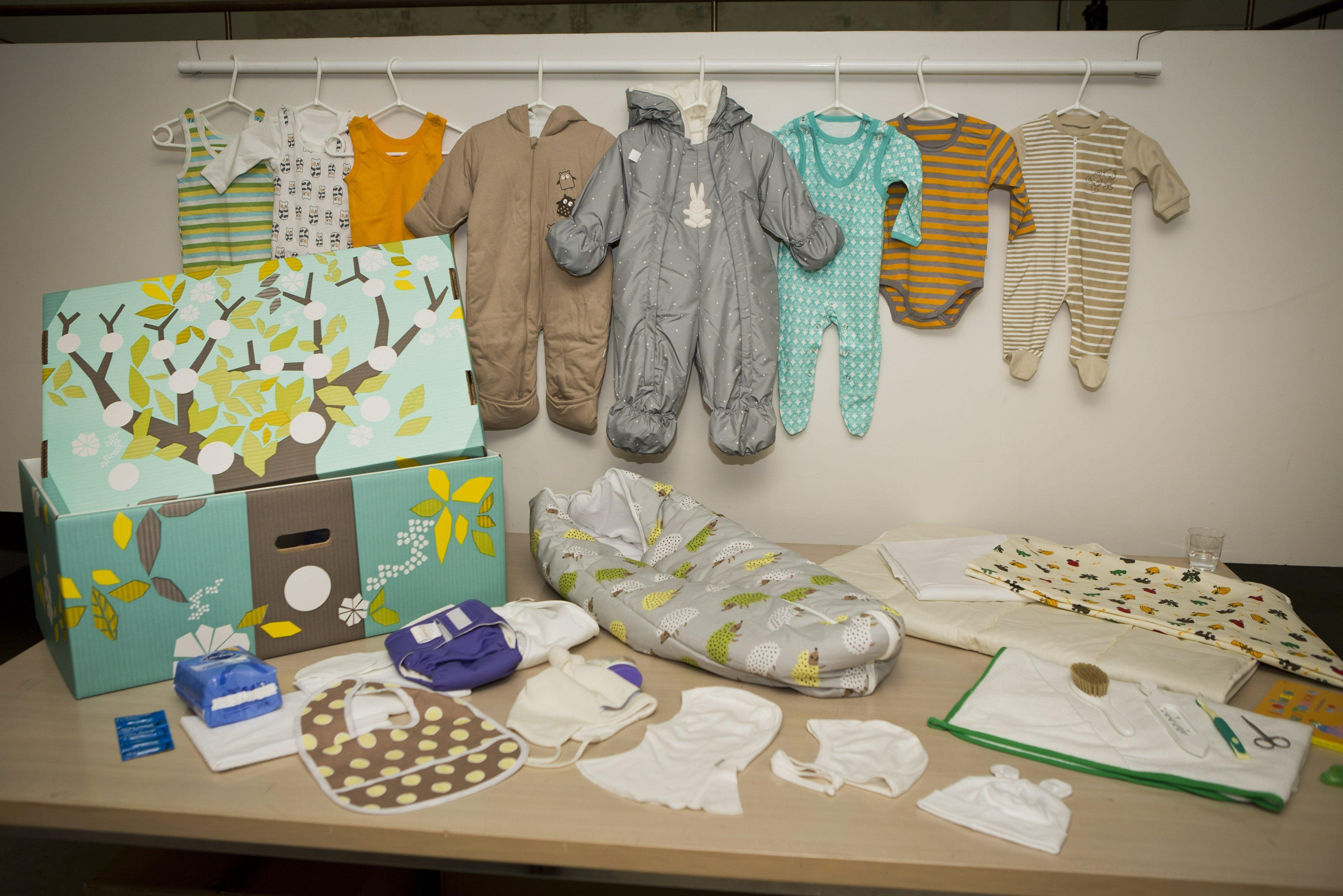 Eine finnische Baby-Box, die werdende Eltern bekommen. Darin eine erste Grundausstattung | Bild:picture alliance / dpa | Roni Rekomaa