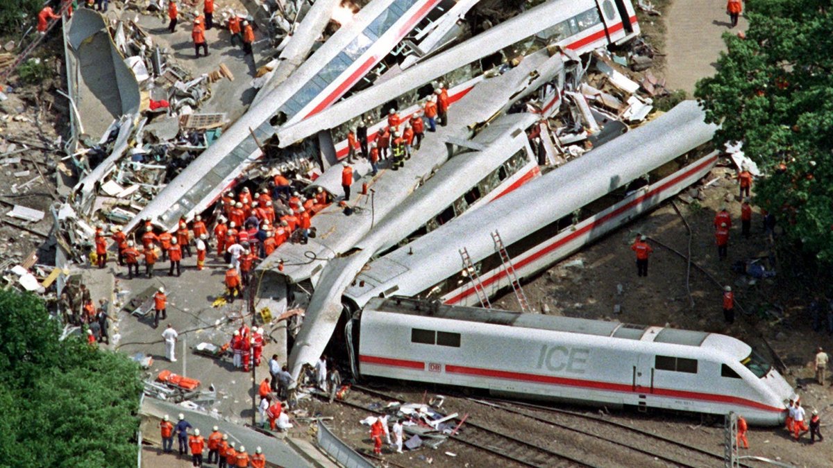 Hunderte Helfer versuchen am 3.6.1998 im Wrack des verunglückten ICE 884 bei Eschede, Opfer des Zugunglücks zu bergen. 