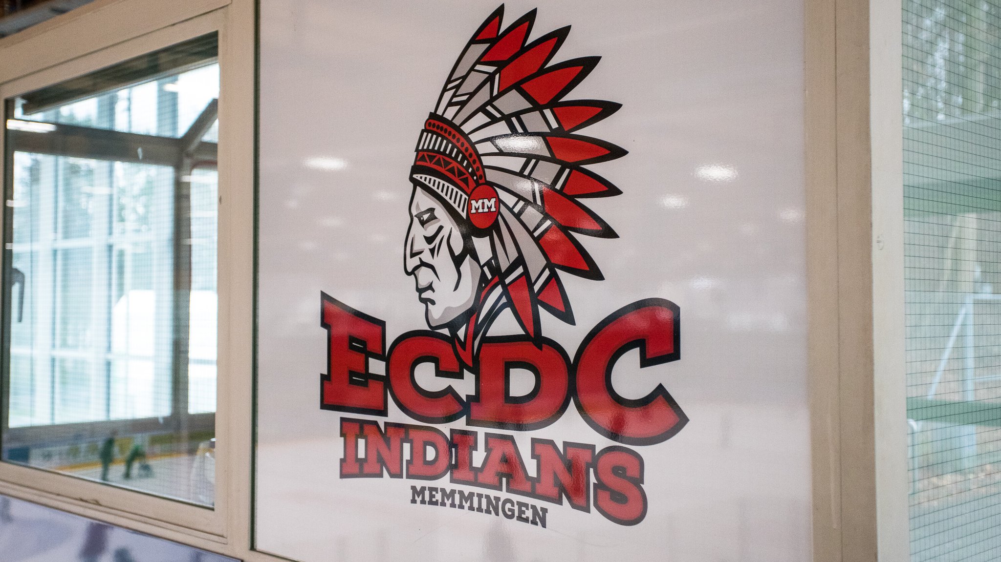 Logo des ECDC Memmingen im Eisstadion | Bild: picture-alliance / dpa Logo des ECDC Memmingen im Eisstadion