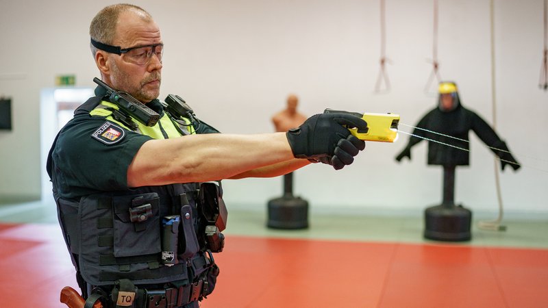 Polizeibeamter demonstriert den Einsatz eines Tasers | Bild: picture alliance/dpa | Axel Heimken Polizeibeamter demonstriert den Einsatz eines Tasers