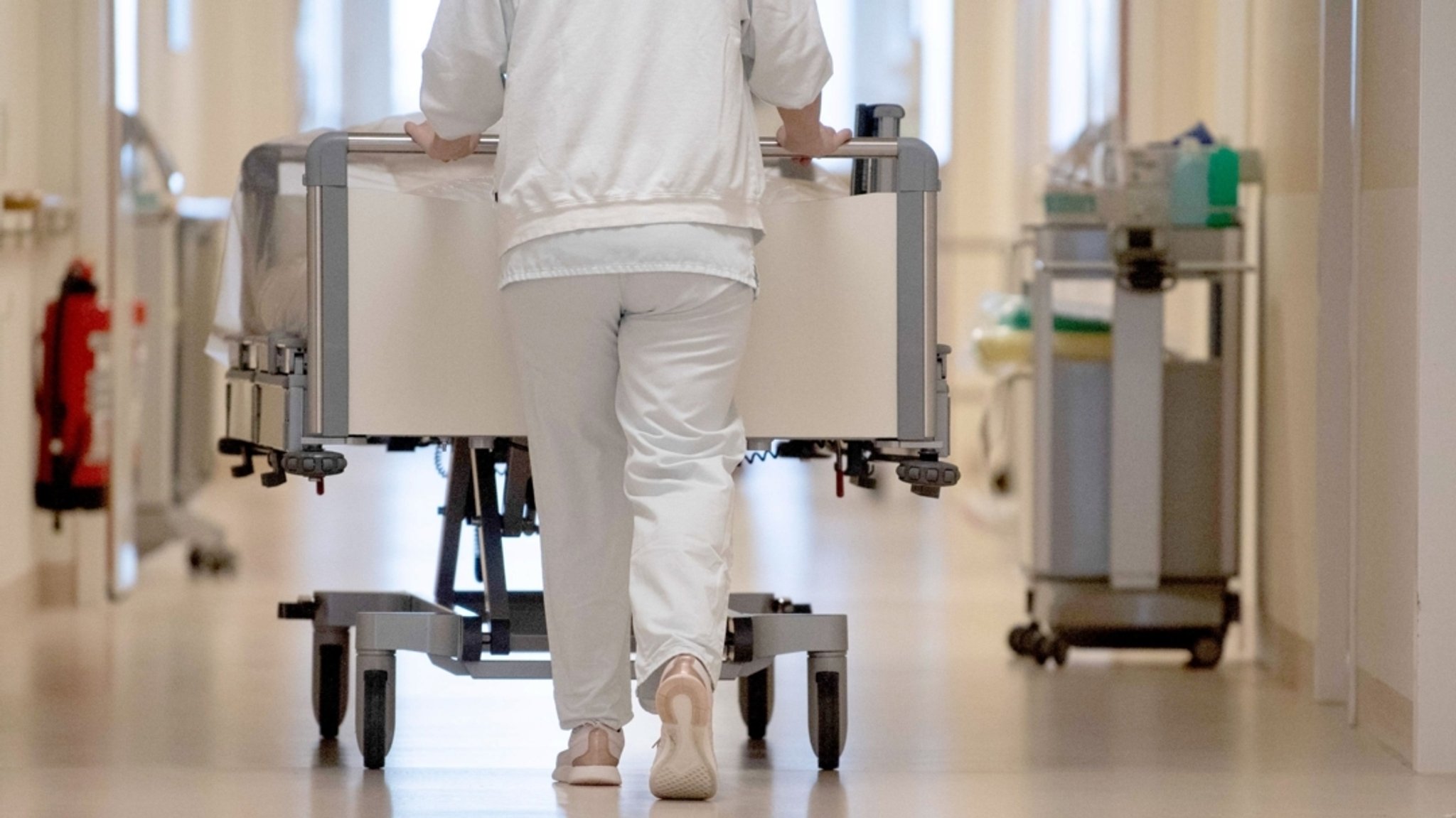 Bayerische Kliniken ziehen eine gemischte Bilanz der Krankenhausreform | Bild: dpa-Bildfunk/Marijan Murat Bayerische Kliniken ziehen eine gemischte Bilanz der Krankenhausreform