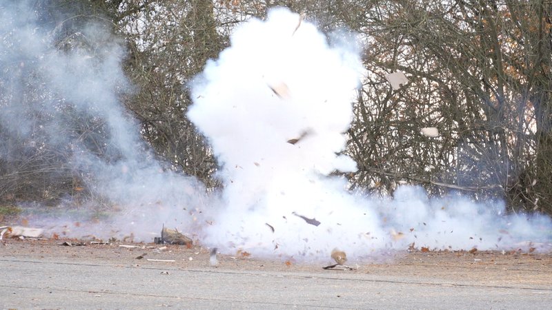 Explosion eines in Deutschland nicht zugelassenen Böllers | Bild: BR/Rudolf Heinz Explosion eines in Deutschland nicht zugelassenen Böllers