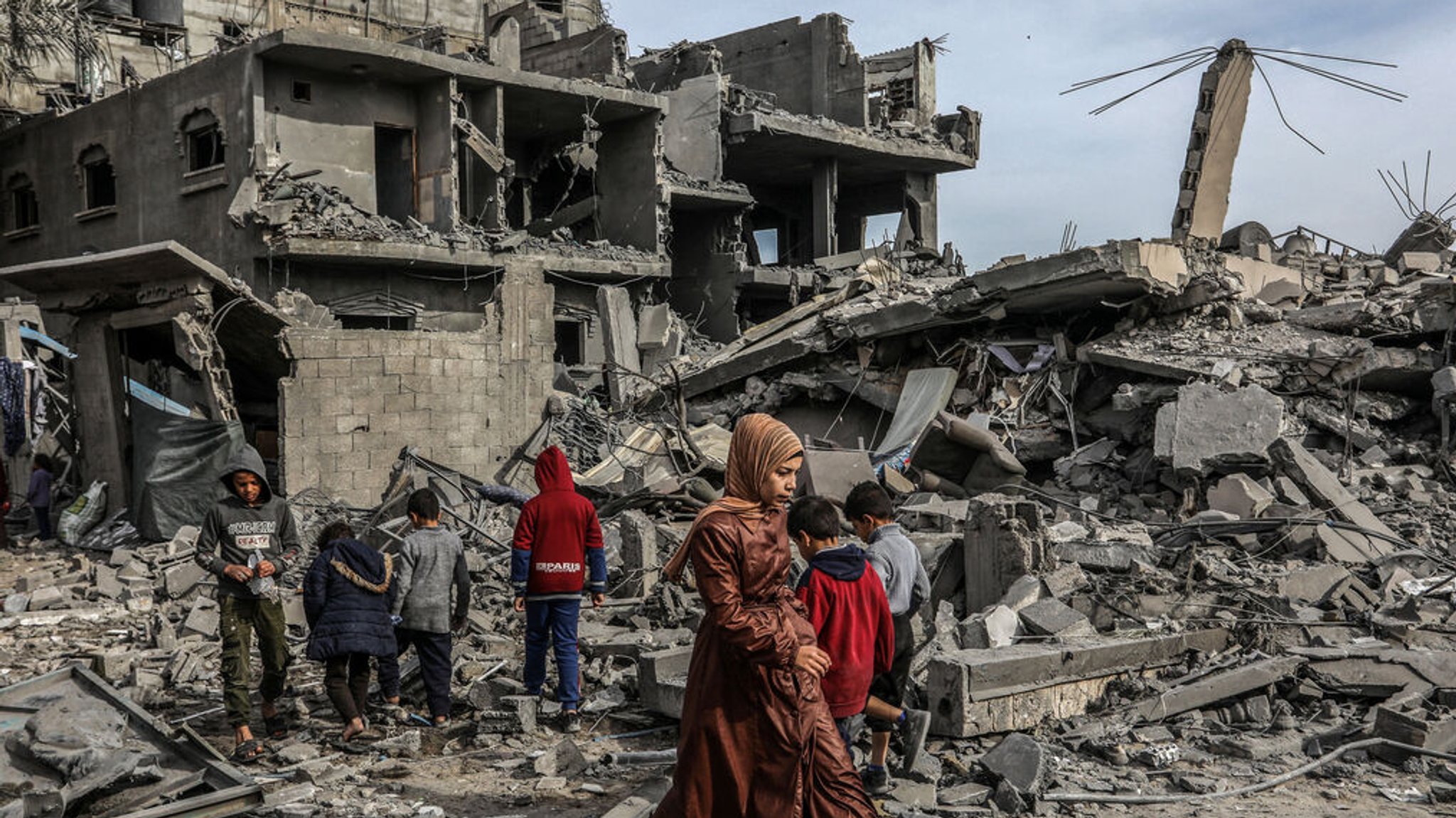 12.02.2024, Palästinensische Gebiete, Rafah: Palästinenser inspizieren beschädigte Wohngebäude, in denen Berichten zufolge zwei israelische Geiseln festgehalten wurden. Bei israelischen Angriffen im Zuge einer Geiselbefreiungsaktion im Bereich der Stadt Rafah im Gazastreifen sind nach palästinensischen Angaben Dutzende Palästinenser getötet worden. Foto: Abed Rahim Khatib/dpa +++ dpa-Bildfunk +++ | Bild: dpa-Bildfunk/Abed Rahim Khatib 12.02.2024, Palästinensische Gebiete, Rafah: Palästinenser inspizieren beschädigte Wohngebäude, in denen Berichten zufolge zwei israelische Geiseln festgehalten wurden. Bei israelischen Angriffen im Zuge einer Geiselbefreiungsaktion im Bereich der Stadt Rafah im Gazastreifen sind nach palästinensischen Angaben Dutzende Palästinenser getötet worden. Foto: Abed Rahim Khatib/dpa +++ dpa-Bildfunk +++
