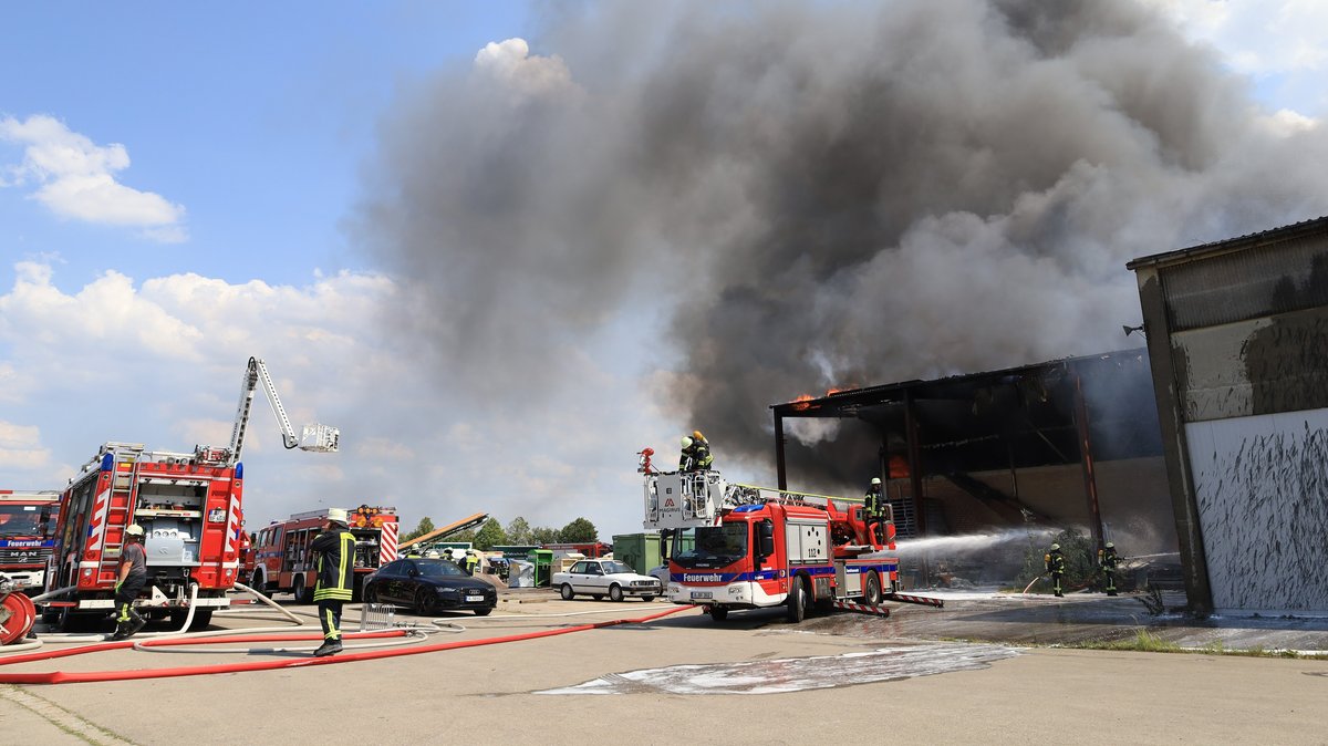 Feuerwehren beim Löschen des Großbrands in Augsburg-Inningen