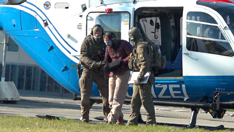 Abschiebung eines Gefährders | Bild: pa/dpa/Daniel Bockwoldt Abschiebung eines Gefährders