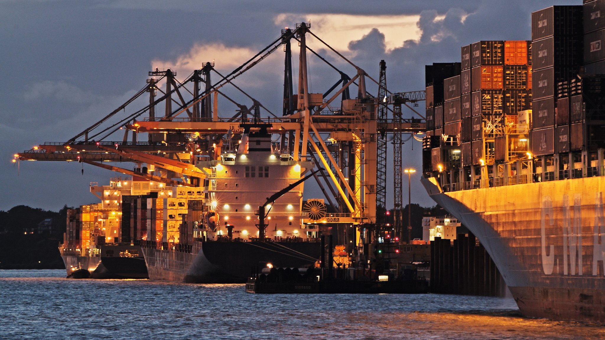 Containerschiffe im Hamburger Hafen | Bild: dpa Containerschiffe im Hamburger Hafen
