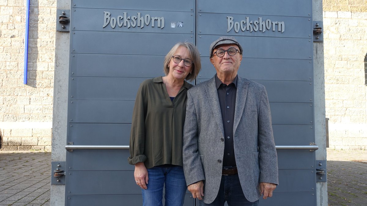 Hört nach fast 40 Jahren auf: das Betreiberehepaar Monika Wagner-Repiscus und Mathias Repiscus vor dem Bockshorn im Würzburger Kulturspeicher