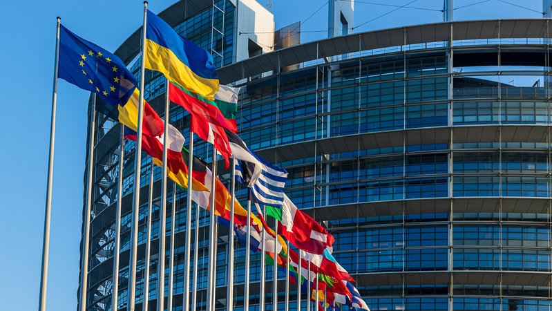 Symbolbild: Flaggen vor dem Europaparlament | Bild: picture alliance / Eibner-Pressefoto | Ardan Fuessmann Symbolbild: Flaggen vor dem Europaparlament