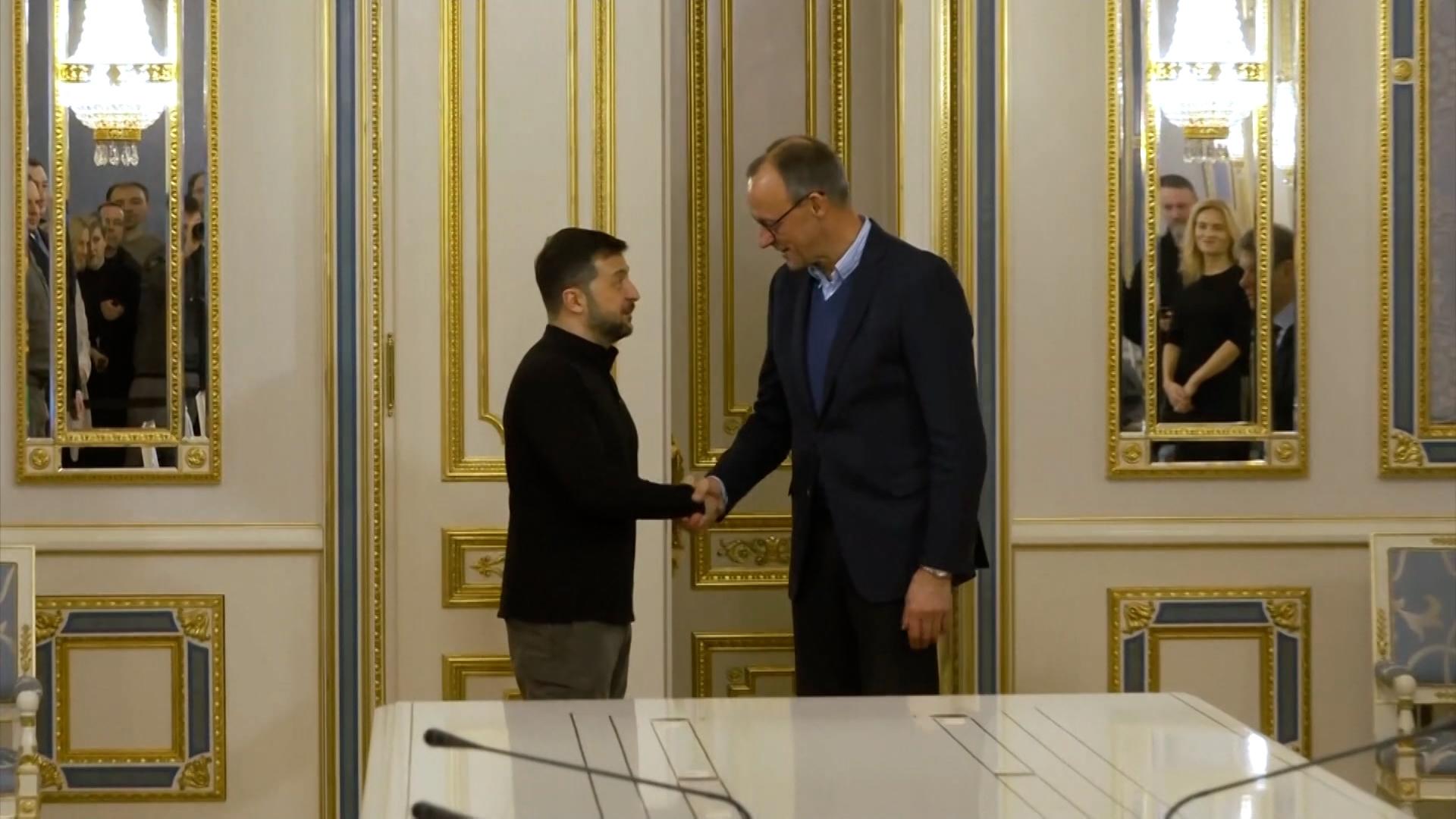 Friedrich Merz (r) und Wolodymyr Selenskyj