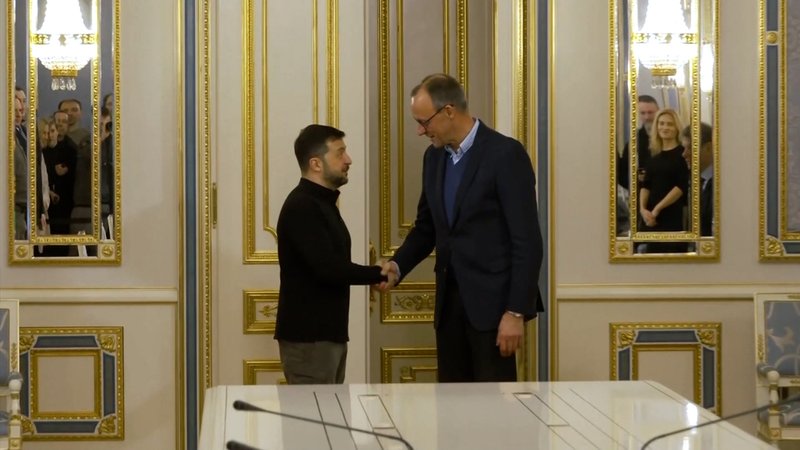 Friedrich Merz (r) und Wolodymyr Selenskyj | Bild: Bayerischer Rundfunk 2024 Friedrich Merz (r) und Wolodymyr Selenskyj