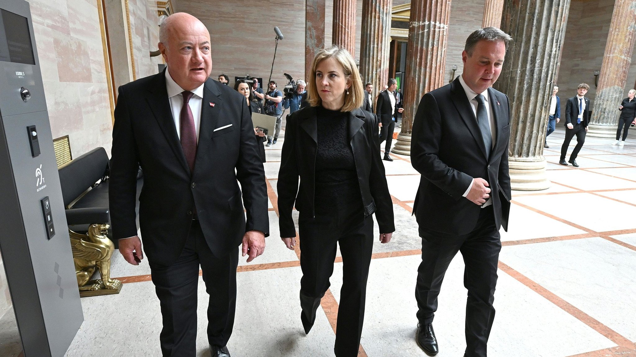 Die Spitzen der österreichischen Bundesregierung v.l.n.r.: Bundeskanzler Christian Stocker (ÖVP), Außenministerin Beate Meinl-Reisinger (NEOS) und Vizekanzler Andreas Babler (SPÖ). | Bild: dpa-Bildfunk/Helmut Fohringer Die Spitzen der österreichischen Bundesregierung v.l.n.r.: Bundeskanzler Christian Stocker (ÖVP), Außenministerin Beate Meinl-Reisinger (NEOS) und Vizekanzler Andreas Babler (SPÖ).