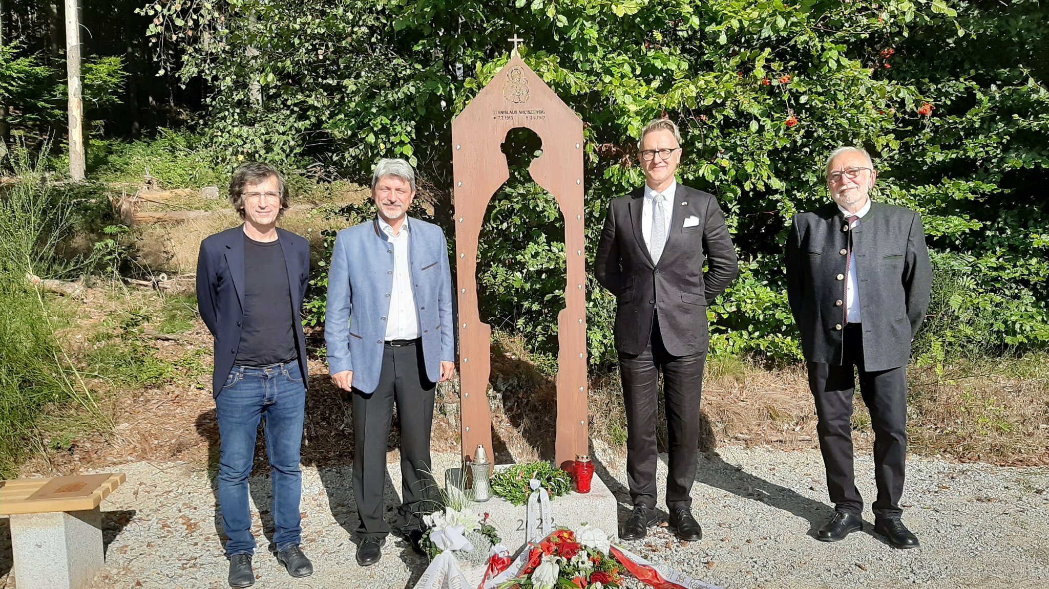 v.l. BR-Reporter Thomas Muggenthaler, Bürgermeister Sandro Bauer, der polnische Generalkonsul Jan M. Malkiewcz und  Architekt Siegi Wild