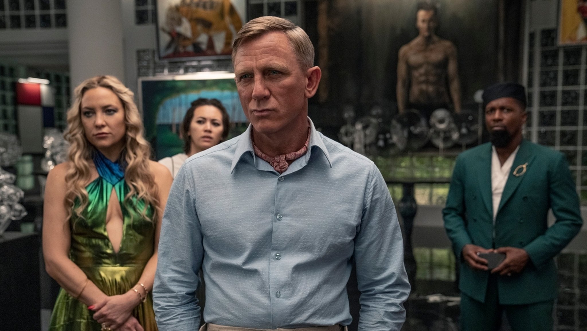 Detektiv Blanc (Daniel Craig) hat gerade alle Anwesenden unter Generalverdacht gestellt in "Glass Onion - A Knives Out Mystery" (Filmszene).