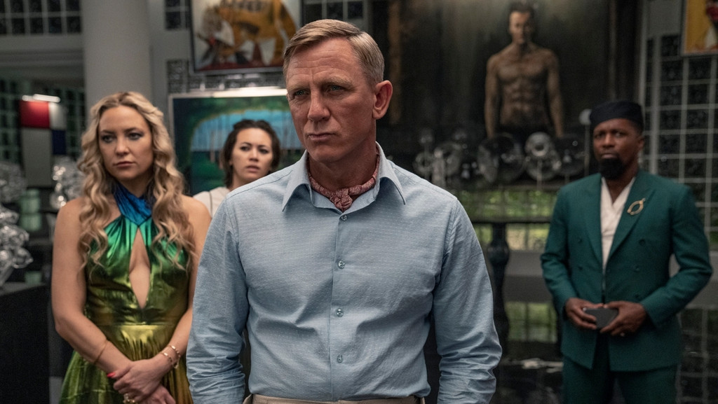 Detektiv Blanc (Daniel Craig) hat gerade alle Anwesenden unter Generalverdacht gestellt in "Glass Onion - A Knives Out Mystery" (Filmszene). | Bild: Netflix Detektiv Blanc (Daniel Craig) hat gerade alle Anwesenden unter Generalverdacht gestellt in "Glass Onion - A Knives Out Mystery" (Filmszene).