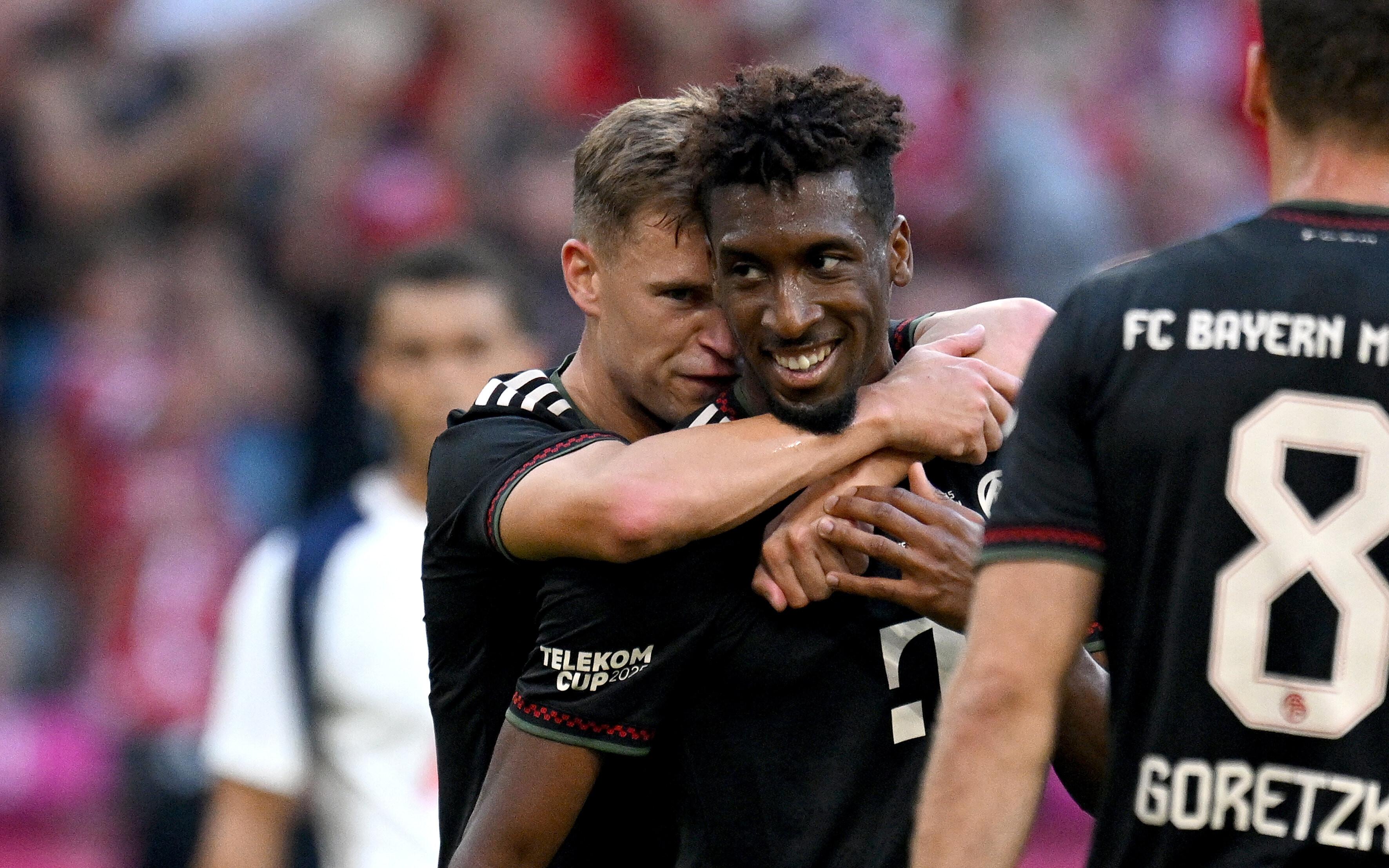 Kingsley Coman in der Umarmung von Joshua Kimmich
