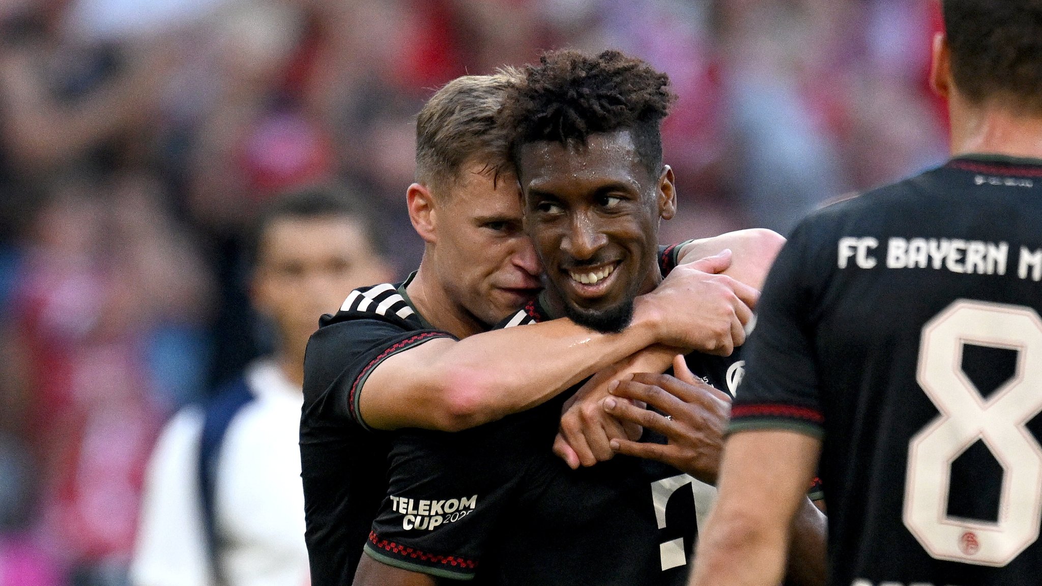 Kingsley Coman in der Umarmung von Joshua Kimmich
