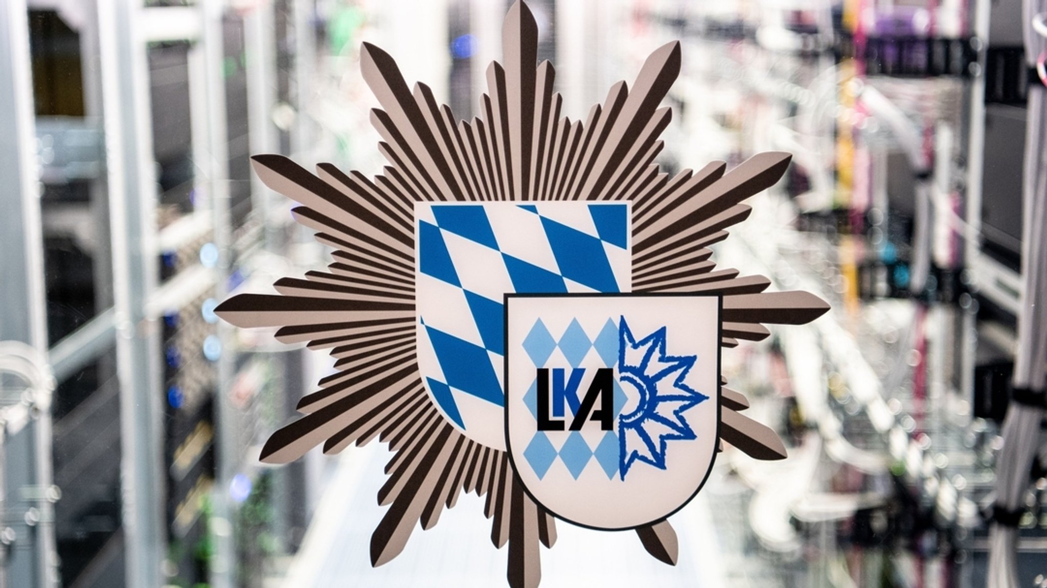 (Symbolbild) Das Logo vom bayerischen Landeskriminalamt (BLKA) ist an der Tür zu einem Serverraum in einem Rechenzentrum vom bayerischen Landeskriminalamt (BLKA) zu sehen.